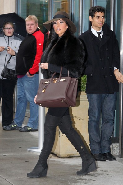 Kim Kardashian diện dồ màu đen cá tính xuất hiện trên đường phố, người đẹp dùng chiếc túi Hermès Birkin màu nâu để tăng vẻ thanh lịch, tinh tế của mình.